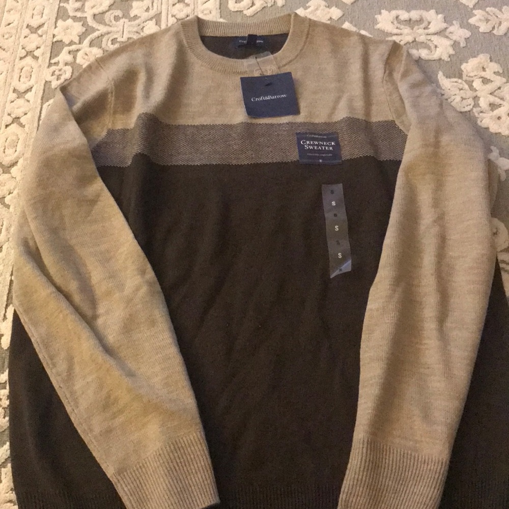 Men’s brown and tan sweater
